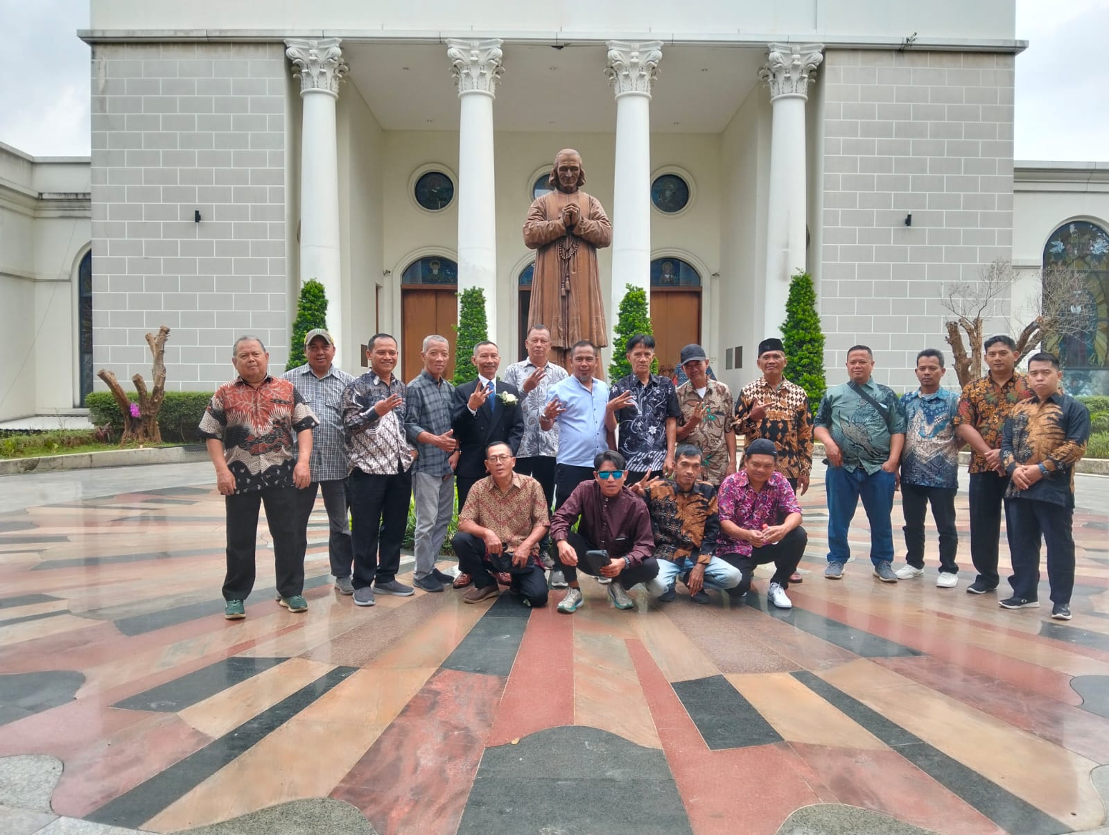 Kebersamaan Warga RT 003/014 dalam Mengantar Keluarga Mempelai ( Bpk Setyo Pribadi )tri